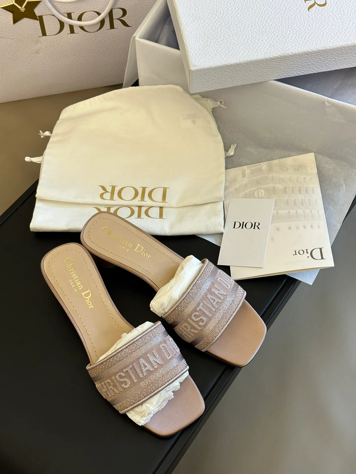 👟👟Ex-factory price 440👟👟 Women's shoes Women's clothing Women's shoes Women's shoes Women's clothing Dior • Dior 2025 DWAY spring and summer new one-word embroidered slippers version CD letter logo three-dimensional embroidery cylindrical heel sandals Square toe thick heel jelly color open-toe slippers Upper: original consistent high-temperature water-soluble cotton electro-embroidery technology silk fabric Inner: water-dyed sheepskin lining Outsole: Italian leather outsole Heel height: 3.5CM Size: 35-40